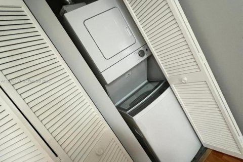 Condo in Miami, Florida, 2 bedrooms  № 2044432 - photo 13