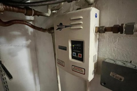 Condo in Miami, Florida, 2 bedrooms  № 2044432 - photo 12