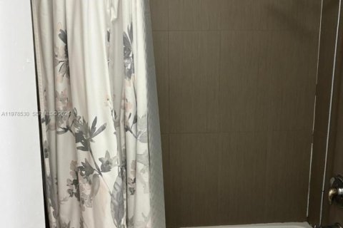 Condo in Miami, Florida, 2 bedrooms  № 2044432 - photo 9