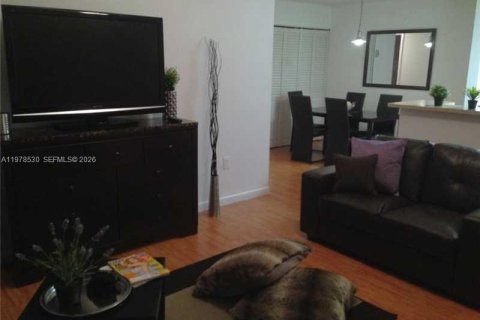 Condo in Miami, Florida, 2 bedrooms  № 2044432 - photo 6