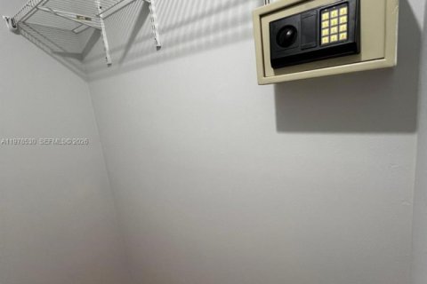 Condo in Miami, Florida, 2 bedrooms  № 2044432 - photo 3