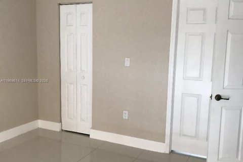 Снять в аренду таунхаус в Уэст -Майами, Флорида 3 спальни, 161.19м2, № 2030666 - фото 9