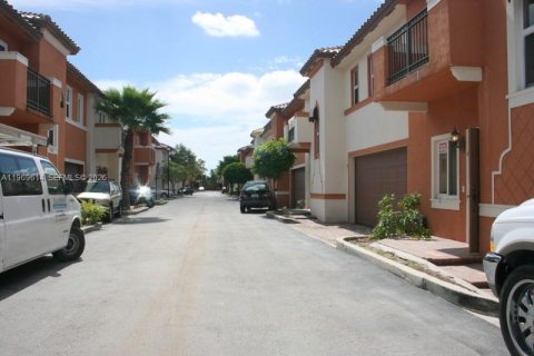 Снять в аренду таунхаус в Уэст -Майами, Флорида 3 спальни, 161.19м2, № 2030666 - фото 11