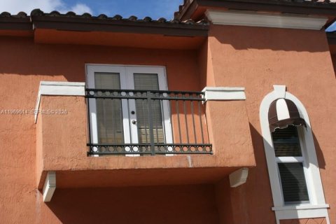 Снять в аренду таунхаус в Уэст -Майами, Флорида 3 спальни, 161.19м2, № 2030666 - фото 2