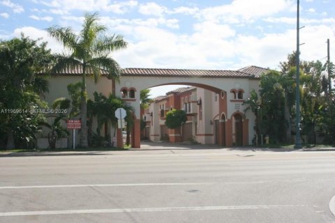 Снять в аренду таунхаус в Уэст -Майами, Флорида 3 спальни, 161.19м2, № 2030666 - фото 10