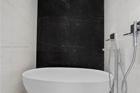 Copropriété à vendre à Miami, Floride: 2 chambres, 136.94 m2 № 2145733 - photo 29
