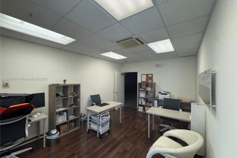 Propiedad comercial en venta en Sweetwater, Florida № 1763744 - foto 3