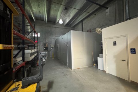 Propiedad comercial en venta en Sweetwater, Florida № 1763744 - foto 8