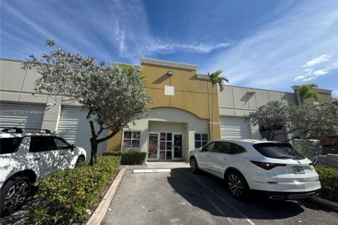 Propiedad comercial en venta en Sweetwater, Florida № 1763744 - foto 1