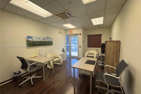 Propiedad comercial en venta en Sweetwater, Florida № 1763744 - foto 2