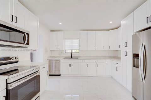 Casa en venta en North Miami, Florida, 3 dormitorios, 192.68 m2 № 1883837 - foto 9