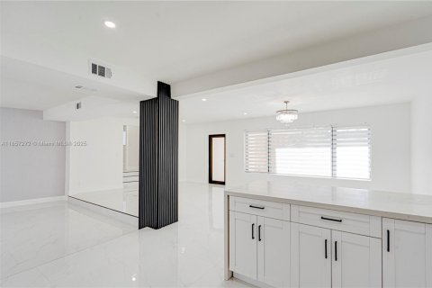 Casa en venta en North Miami, Florida, 3 dormitorios, 192.68 m2 № 1883837 - foto 5