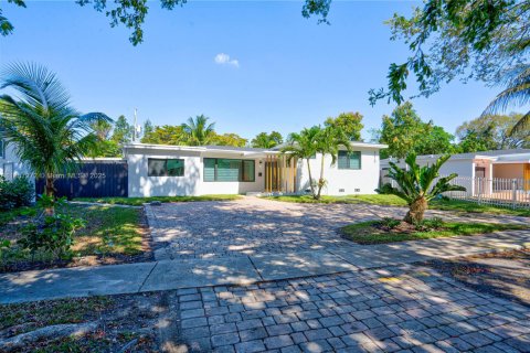 Casa en venta en North Miami, Florida, 3 dormitorios, 192.68 m2 № 1883837 - foto 24