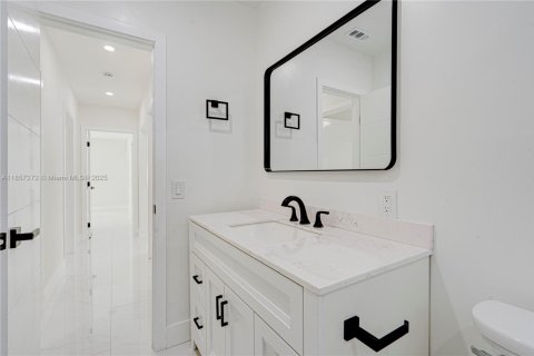 Casa en venta en North Miami, Florida, 3 dormitorios, 192.68 m2 № 1883837 - foto 12