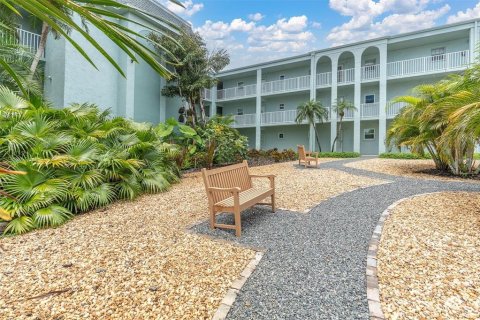 Condo in Belleair, Florida, 2 bedrooms  № 1802133 - photo 24