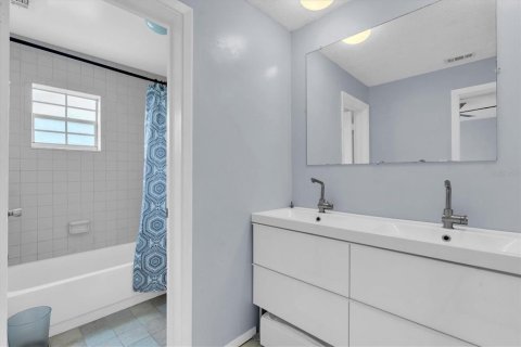 Condo in Belleair, Florida, 2 bedrooms  № 1802133 - photo 19