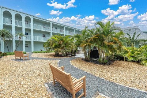 Condo in Belleair, Florida, 2 bedrooms  № 1802133 - photo 25