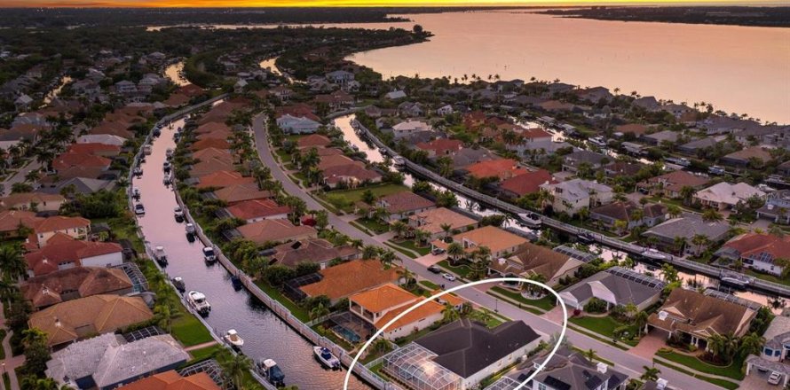 House in Bradenton, Florida 4 bedrooms, 253.72 sq.m. № 1650717