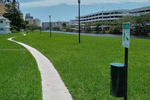 Condo in Miami, Florida, 1 bedroom  № 1887636 - photo 3