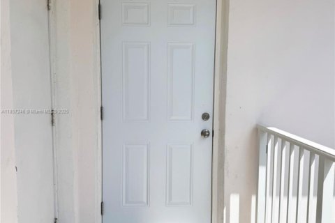 Condo in Miami, Florida, 1 bedroom  № 1887636 - photo 1