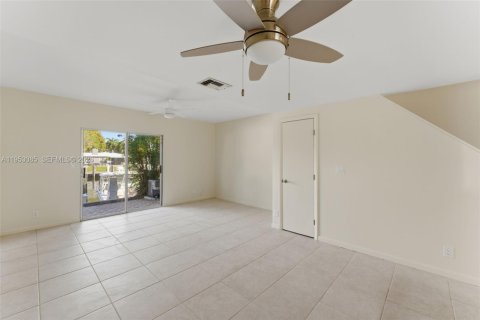 Casa en venta en Pompano Beach, Florida, 2 dormitorios, 93.65 m2 № 2008752 - foto 5