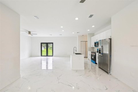 Casa en venta en Port Charlotte, Florida, 4 dormitorios, 151.99 m2 № 1902912 - foto 3