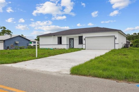 Casa en venta en Port Charlotte, Florida, 4 dormitorios, 151.99 m2 № 1902912 - foto 1