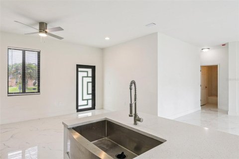 Casa en venta en Port Charlotte, Florida, 4 dormitorios, 151.99 m2 № 1902912 - foto 10