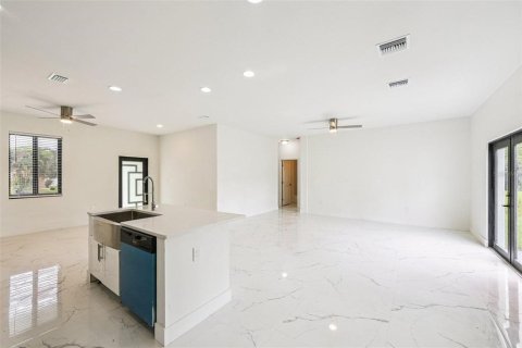 Casa en venta en Port Charlotte, Florida, 4 dormitorios, 151.99 m2 № 1902912 - foto 8