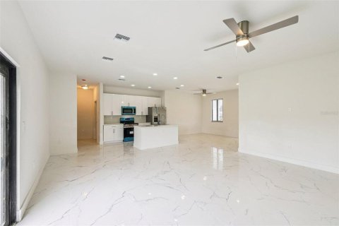 Casa en venta en Port Charlotte, Florida, 4 dormitorios, 151.99 m2 № 1902912 - foto 6