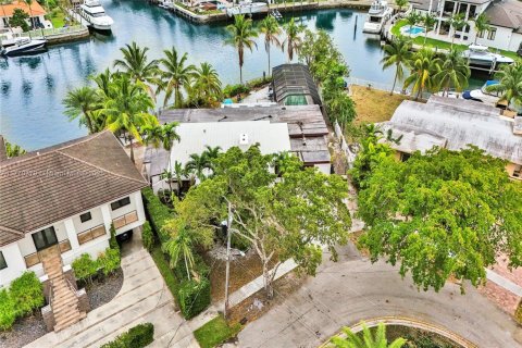 House in North Miami, Florida 4 bedrooms, 355.17 sq.m. № 1698634 - photo 9