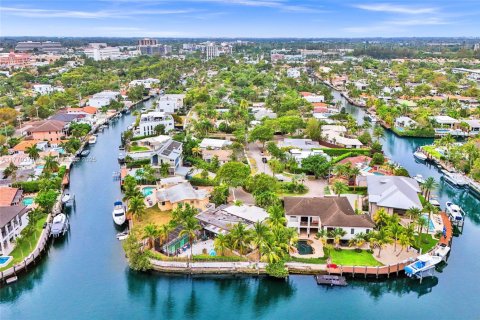 House in North Miami, Florida 4 bedrooms, 355.17 sq.m. № 1698634 - photo 6