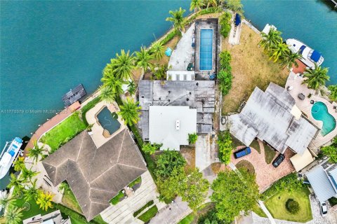 House in North Miami, Florida 4 bedrooms, 355.17 sq.m. № 1698634 - photo 2