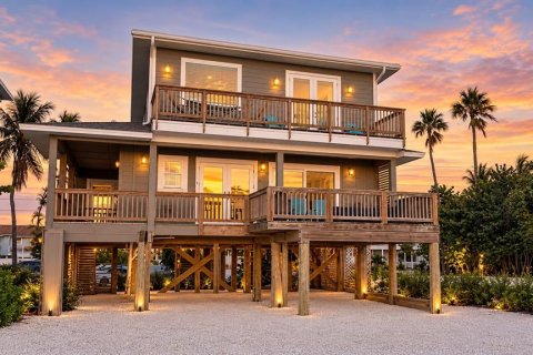 Villa ou maison à Treasure Island, Floride 3 chambres, 222.22 m2 № 2432645