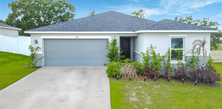 House in Mascotte, Florida 3 bedrooms, 142.79 sq.m. № 2094004