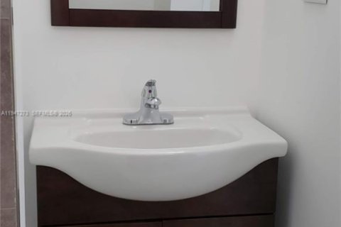 Снять в аренду виллу или дом в Майами, Флорида 2 спальни, 193.14м2, № 2003501 - фото 8