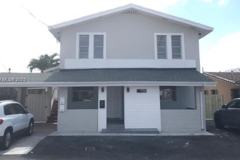 House in Miami, Florida 1 bedroom, 198.53 sq.m. № 1748477 - photo 1