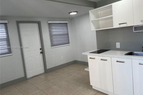 House in Miami, Florida 1 bedroom, 198.53 sq.m. № 1748477 - photo 4