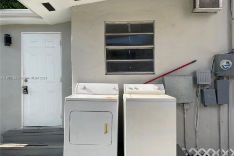 House in Miami, Florida 1 bedroom, 198.53 sq.m. № 1748477 - photo 12