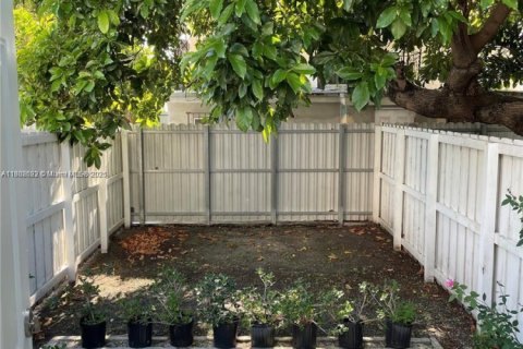 House in Miami, Florida 1 bedroom, 198.53 sq.m. № 1748477 - photo 10