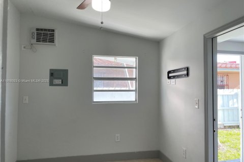 House in Miami, Florida 1 bedroom, 198.53 sq.m. № 1748477 - photo 6