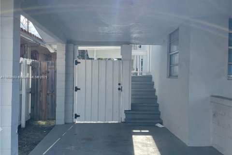 House in Miami, Florida 1 bedroom, 198.53 sq.m. № 1748477 - photo 5