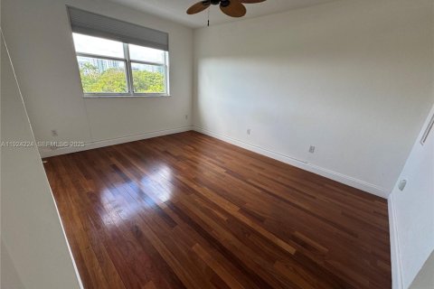 Condo in Miami, Florida, 2 bedrooms  № 1982826 - photo 12