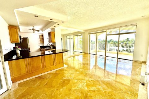 Condo in Miami, Florida, 2 bedrooms  № 1982826 - photo 3