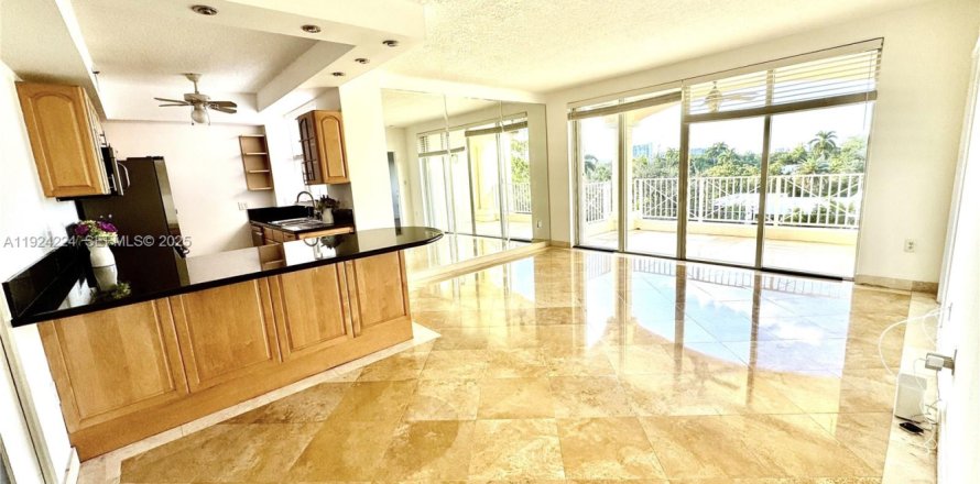 Condo in Miami, Florida, 2 bedrooms  № 1982826