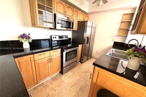 Condo in Miami, Florida, 2 bedrooms  № 1982826 - photo 9