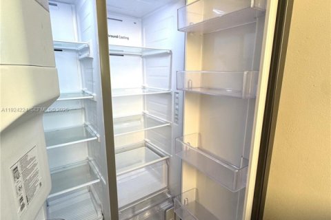 Condo in Miami, Florida, 2 bedrooms  № 1982826 - photo 10