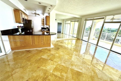 Condo in Miami, Florida, 2 bedrooms  № 1982826 - photo 2