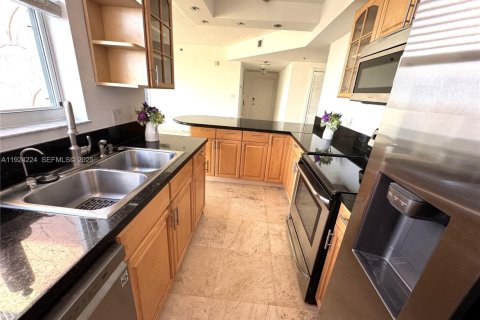 Condo in Miami, Florida, 2 bedrooms  № 1982826 - photo 8