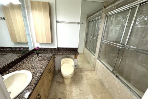 Condo in Miami, Florida, 2 bedrooms  № 1982826 - photo 17